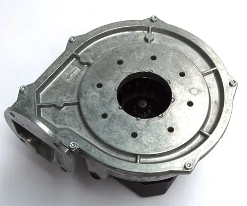 Daikin Gebläse mit einläufigem Design, aus Metall, mit zentralsitzendem Lüfterrad und mehreren Befestigungslöchern zur Montage.